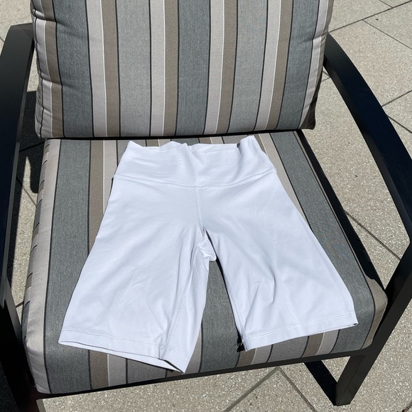 Aritzia TnAction TNA Life Bike Shorts 7” Ice Gray - Picture 1 of 5